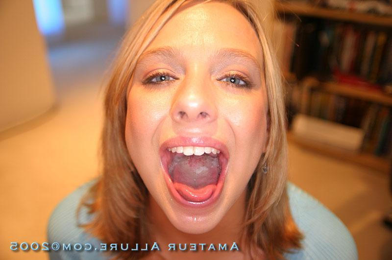 16P Pictures of blonde girl Ellie giving a blowjob for Christmas