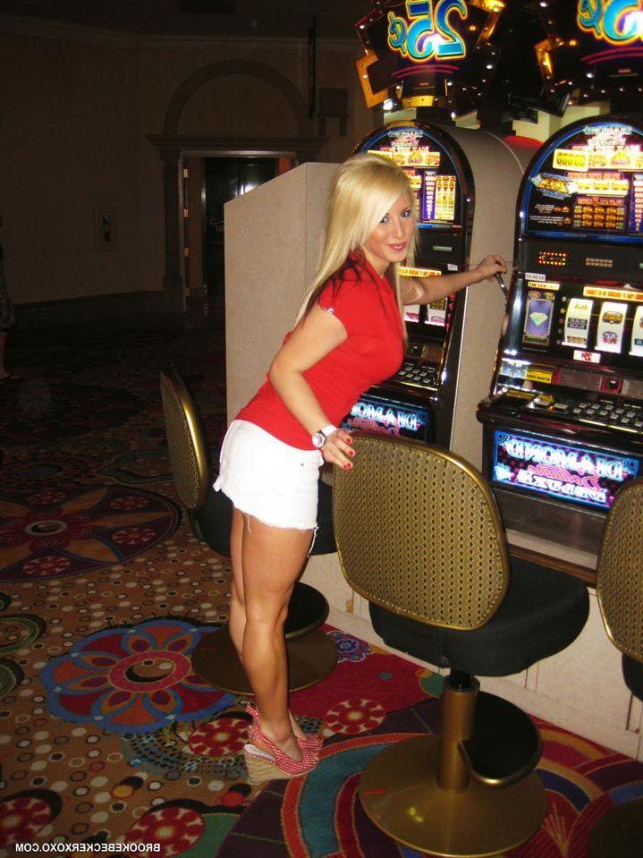 16P Pictures of teen hottie Brooke Becker teasing with her sexy legs