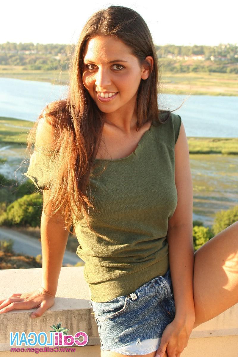 20P Pictures of Cali Logan flashing outside