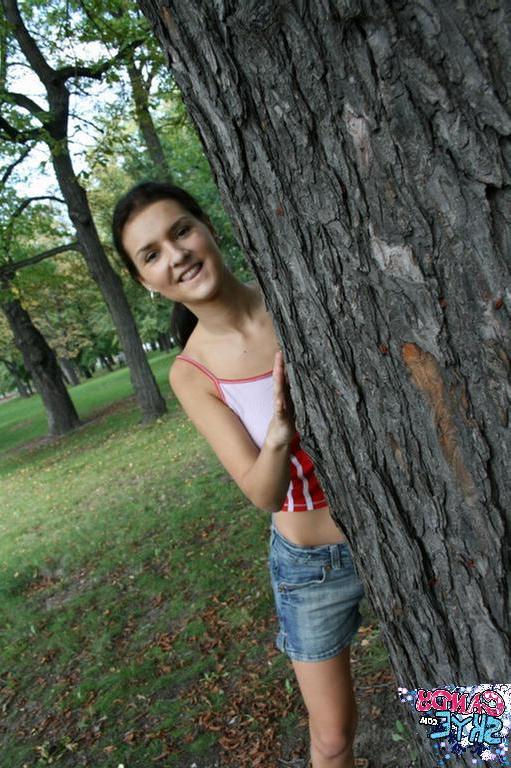 15P Pictures of Candy Skye flashing in a park