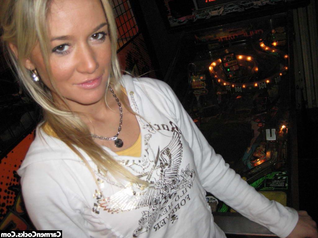 15P Pictures of Carmen Cocks spreading her legs to have sex with you