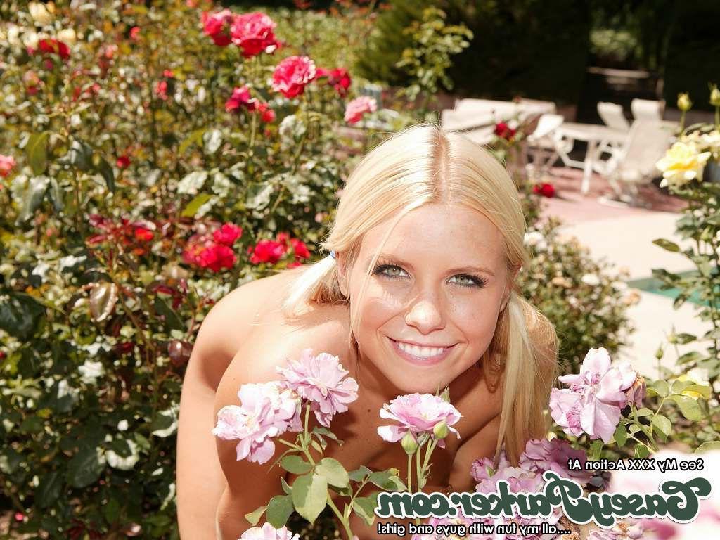 20P Pictures of Casey Parker flashing in her back yard