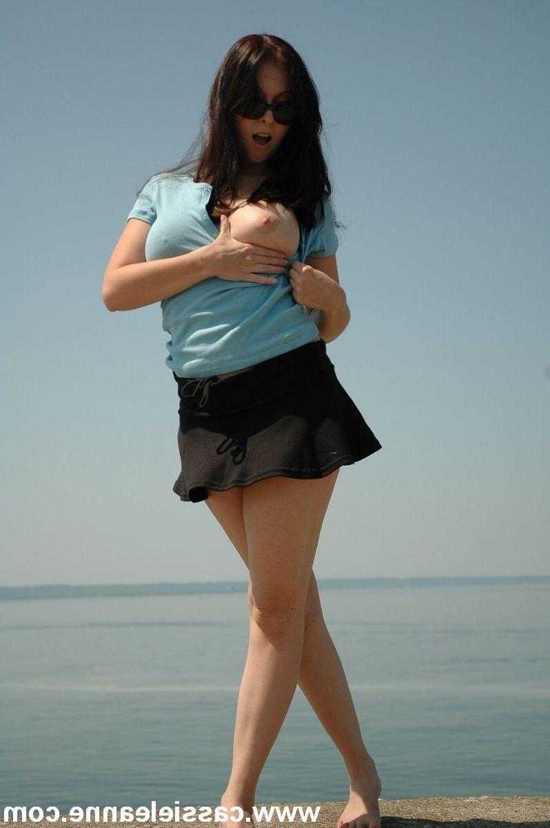 15P Pictures of Cassie Leanne flashing her private parts outside