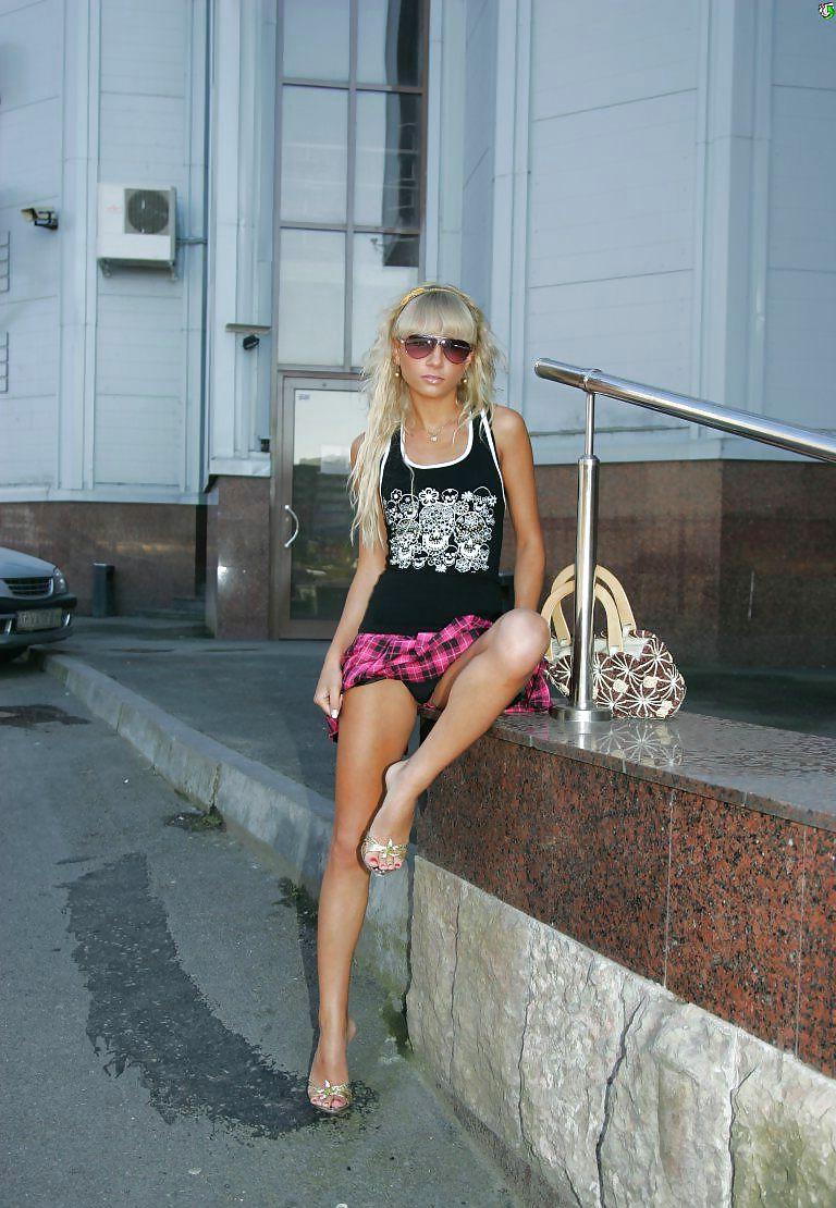 25P Flashing pretty blonde
