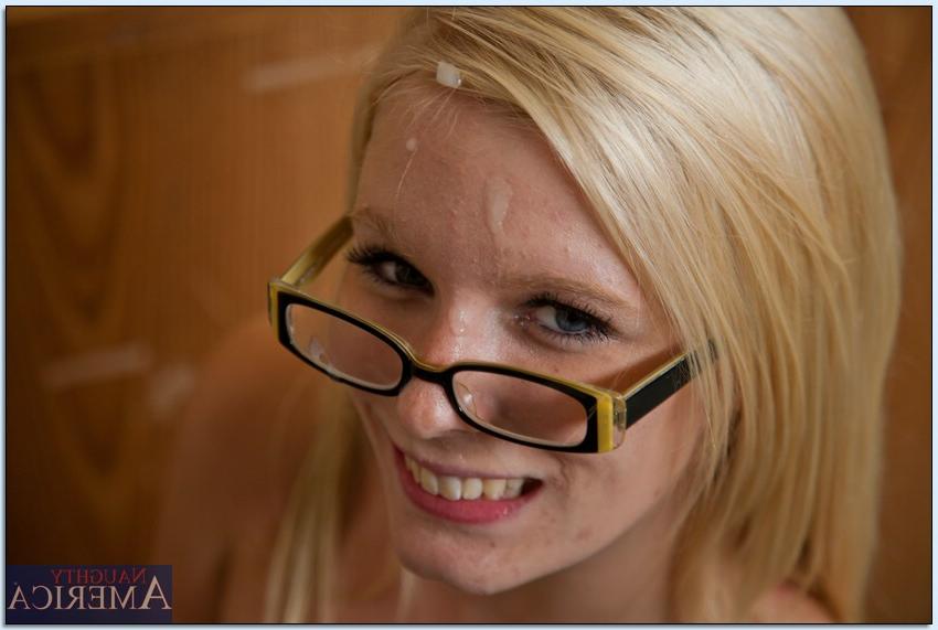 16P Die heiße Studentin Elaina Raye trägt Socken und eine Brille, um die Realität besser sehen zu können