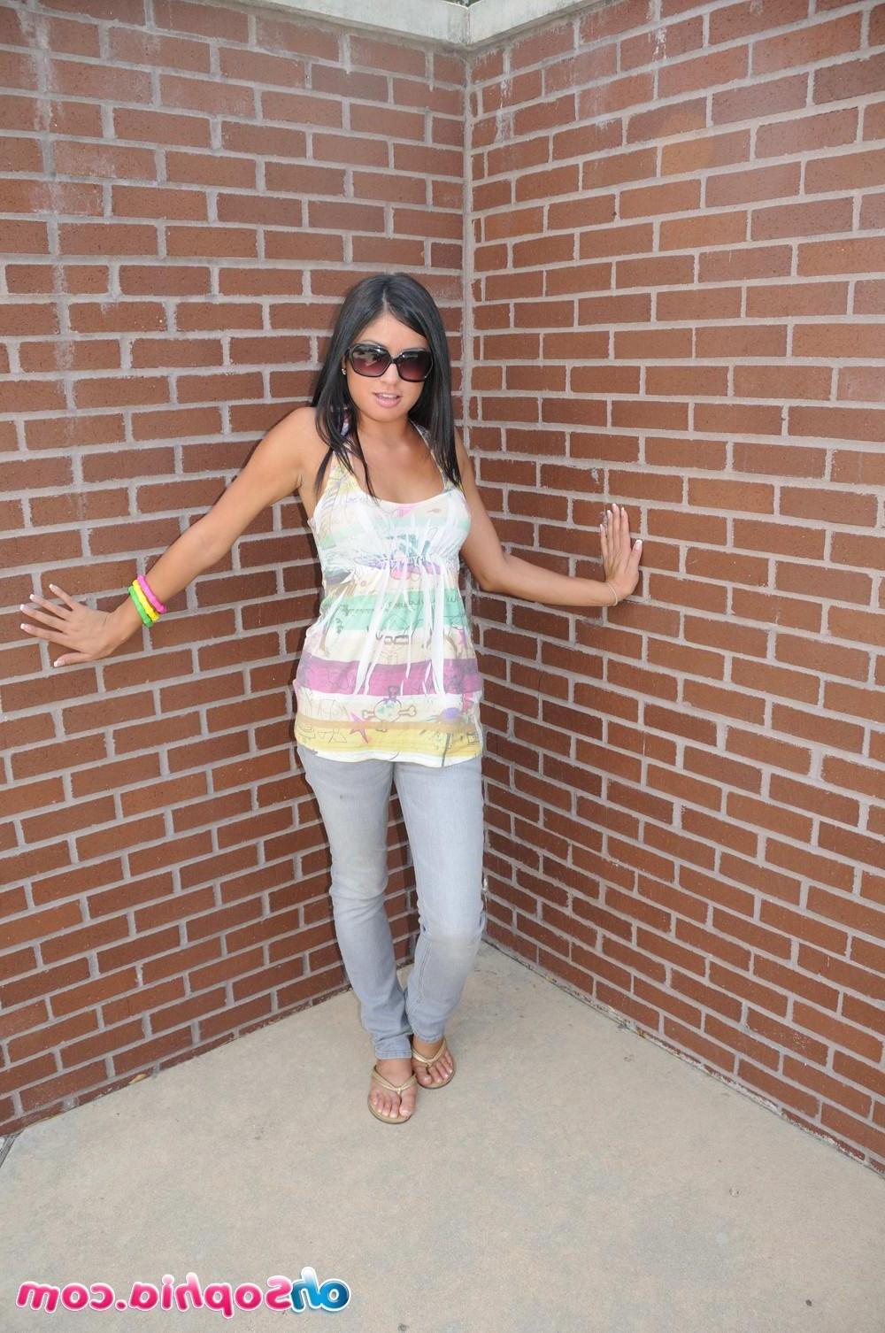 15P Pictures of teen babe Oh Sophia flashing her tits at you