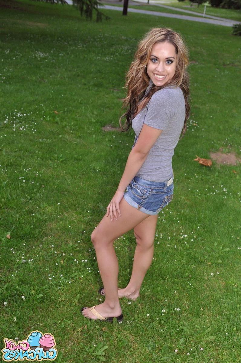 20P Pictures of Cindy Cupcakes flashing outside