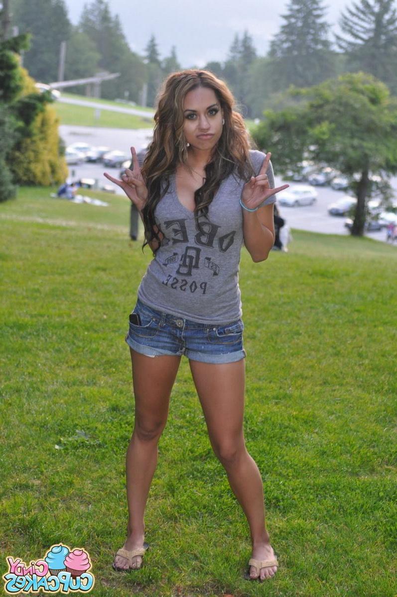 20P Pictures of Cindy Cupcakes flashing outside