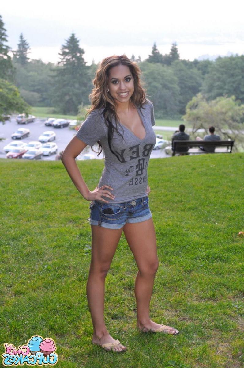 20P Pictures of Cindy Cupcakes flashing outside