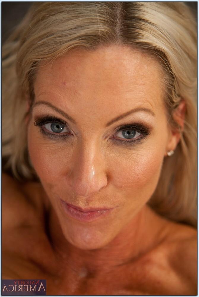 16P Slutty MILF Emma Starr gives a blowjob and gets banged hardcore