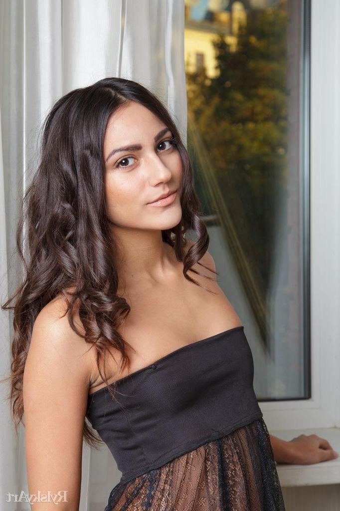16P Beautiful brunette Cira Nerri gets fully nude for you in "Debutto"