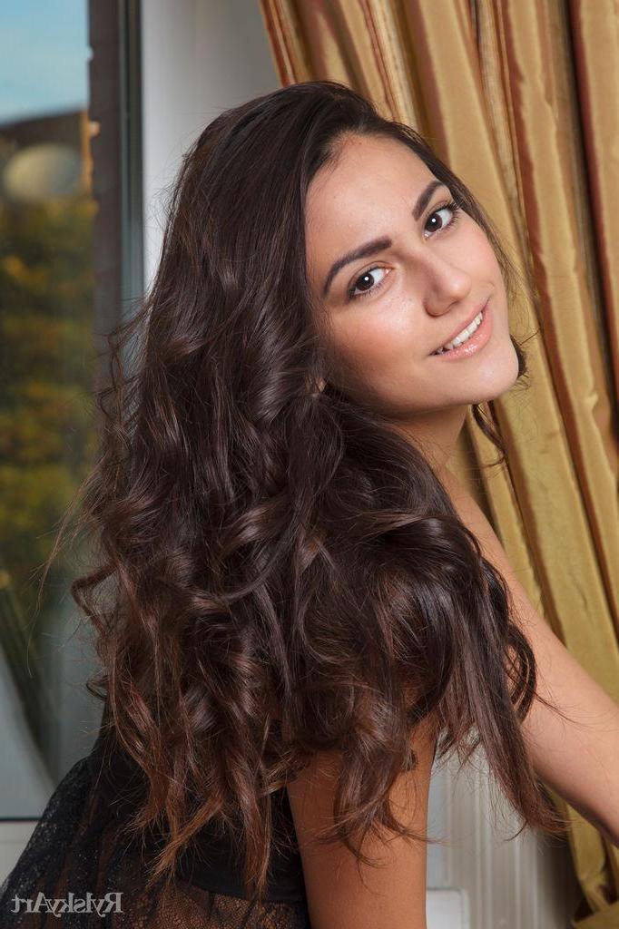 16P Beautiful brunette Cira Nerri gets fully nude for you in "Debutto"