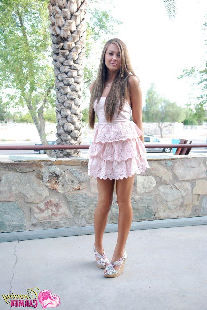 20P Pictures of Craving Carmen spreading her legs in the backyard