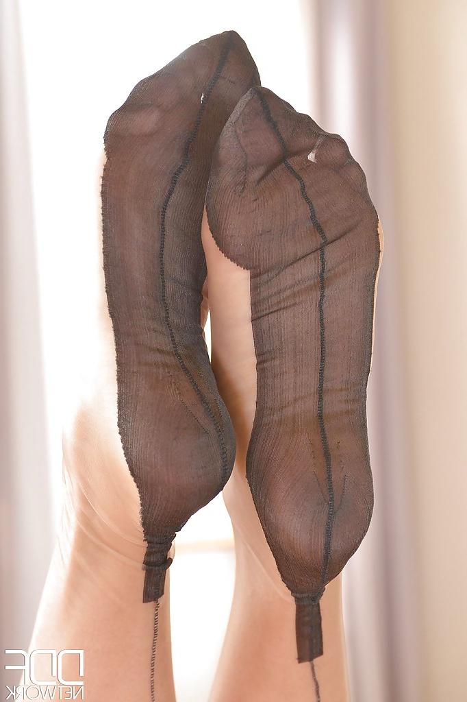 16P Eurpean babe Eva Parcker demonstrates her legs and fucks in pussy