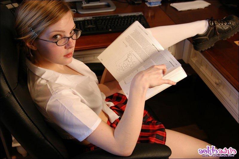 15P Photos d'une écolière jeune sexy