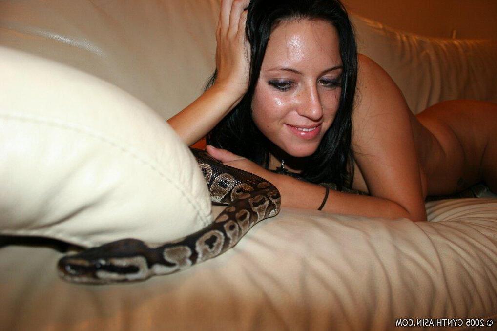 15P Pictures of teen nympho Cynthia Sin hanging out with a snake