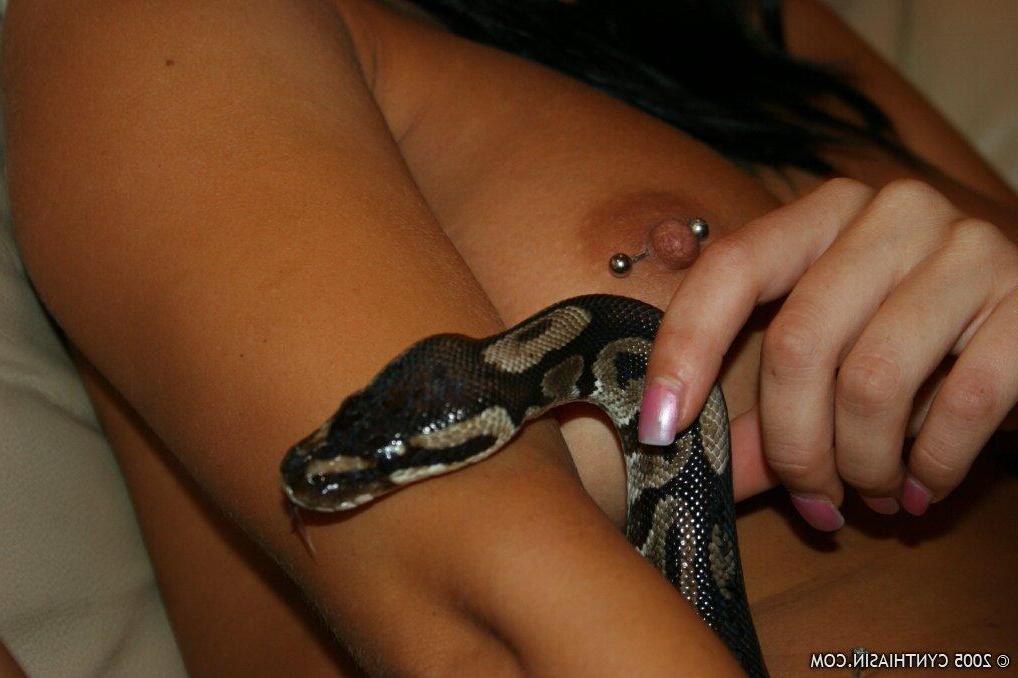 15P Pictures of teen nympho Cynthia Sin hanging out with a snake