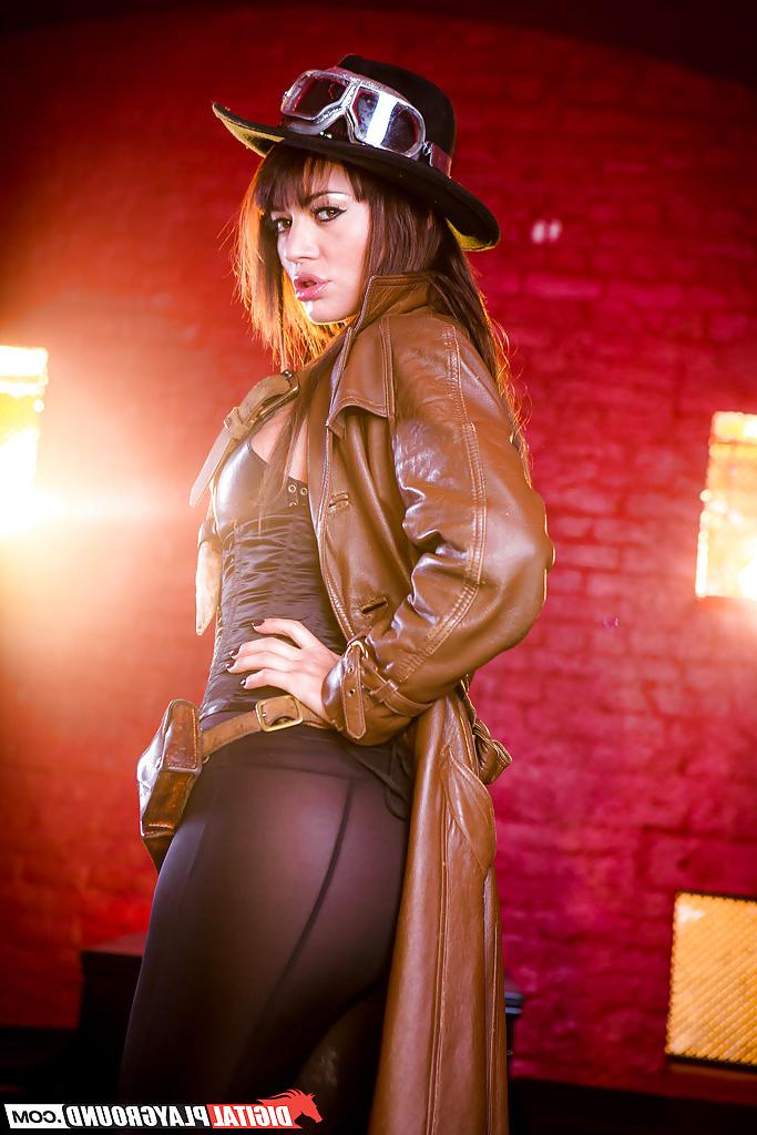 16P Mexican MILF Franceska Jaimes stripping off leather outfit to pose naked
