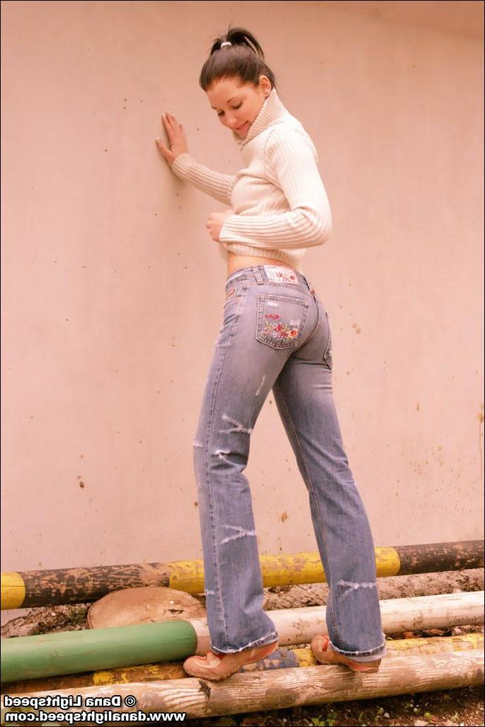 20P Pictures of Dana Lightspeed flashing her tits and pussy outside