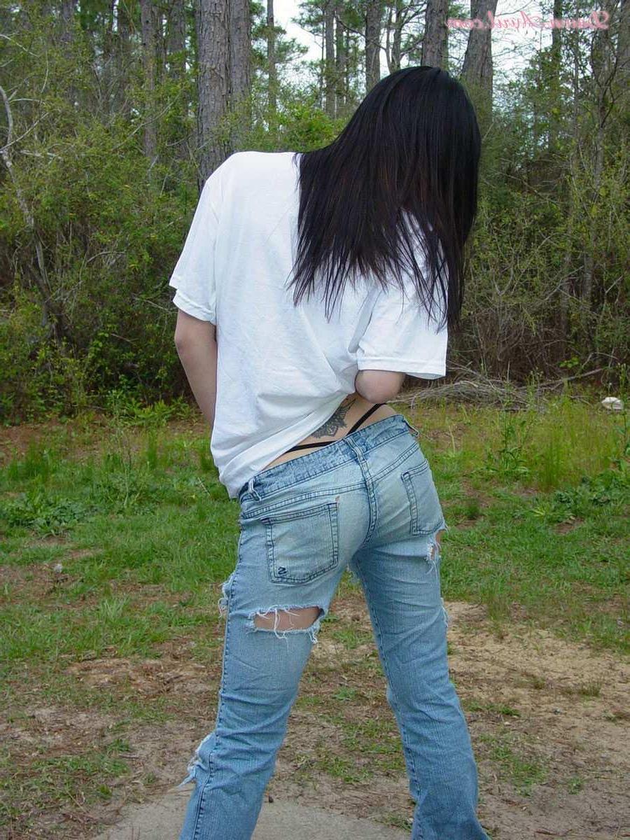 15P Pictures of Dawn Avril flashing her tits outside