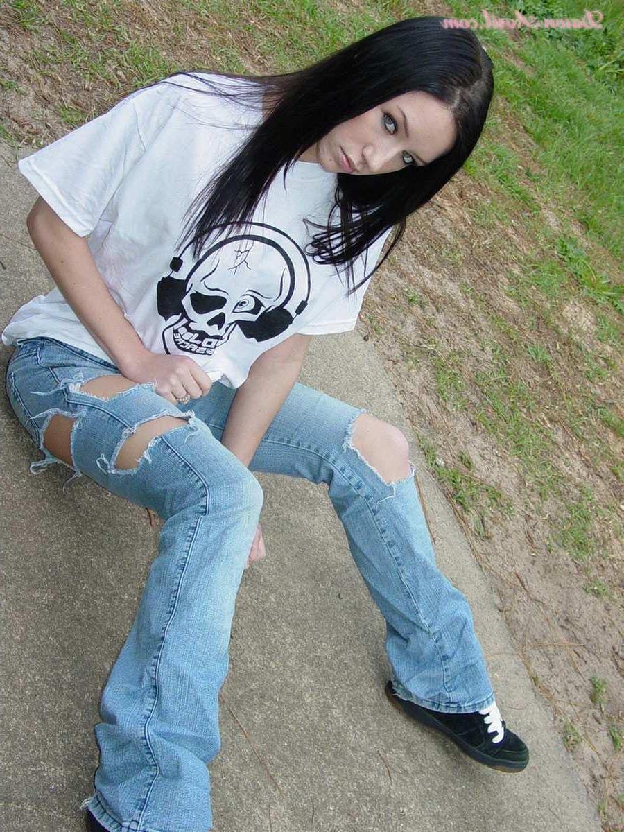 15P Pictures of Dawn Avril flashing her tits outside