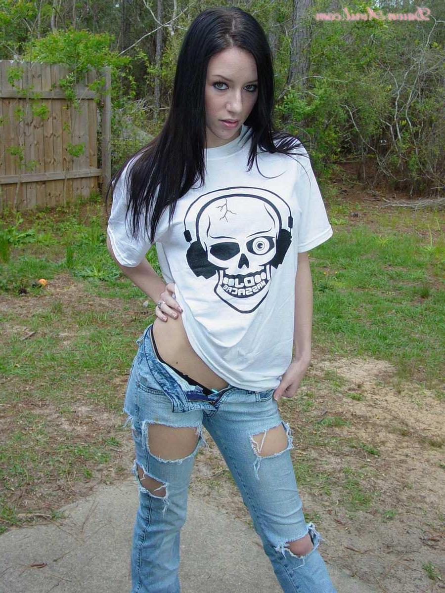 15P Pictures of Dawn Avril flashing her tits outside