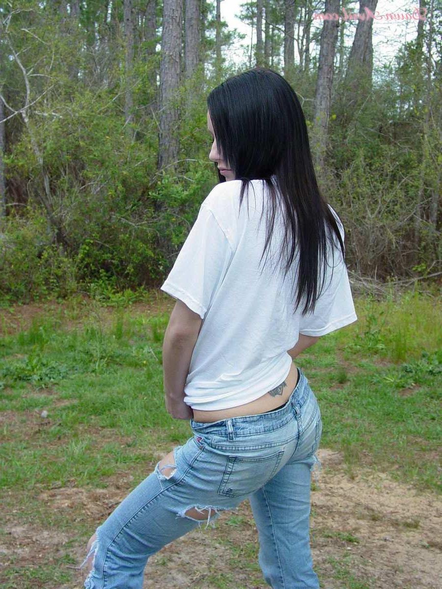 15P Pictures of Dawn Avril flashing her tits outside