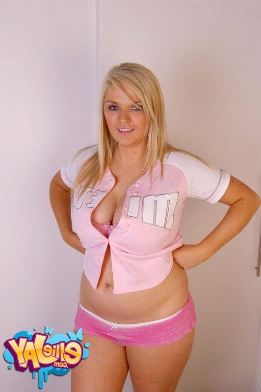 14P Pictures of teen nympho Ellie Jay showing her enormous boobs