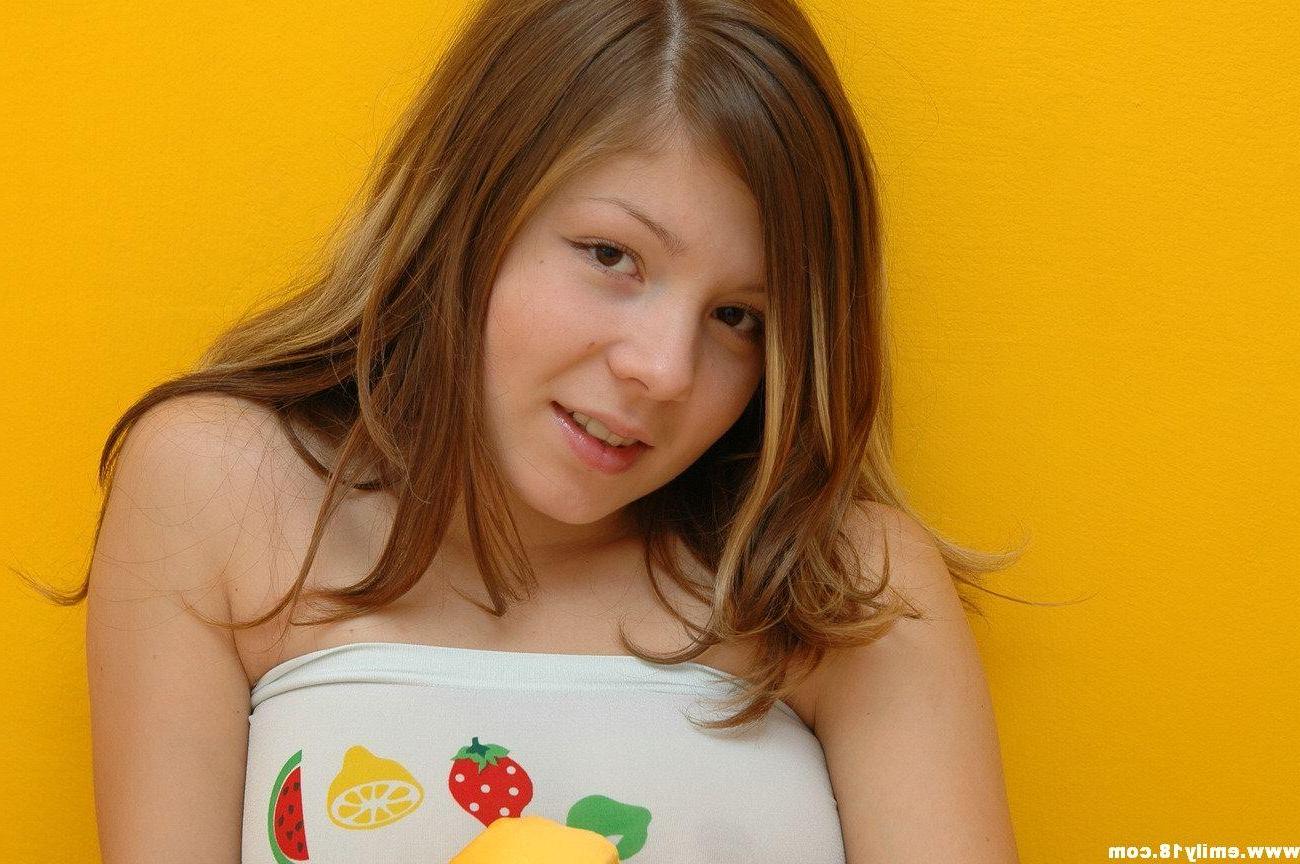15P Pictures of Emily 18 flashing in her tight green panties