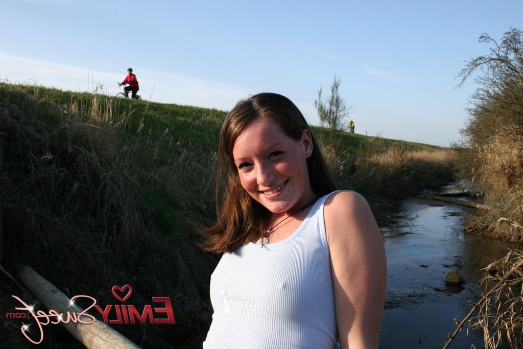 20P Pictures of Emily Sweet enjoying the warmer weather