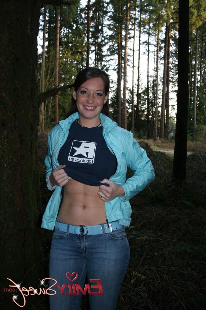 20P Pictures of teen cutie Emily Sweet flashing you outside