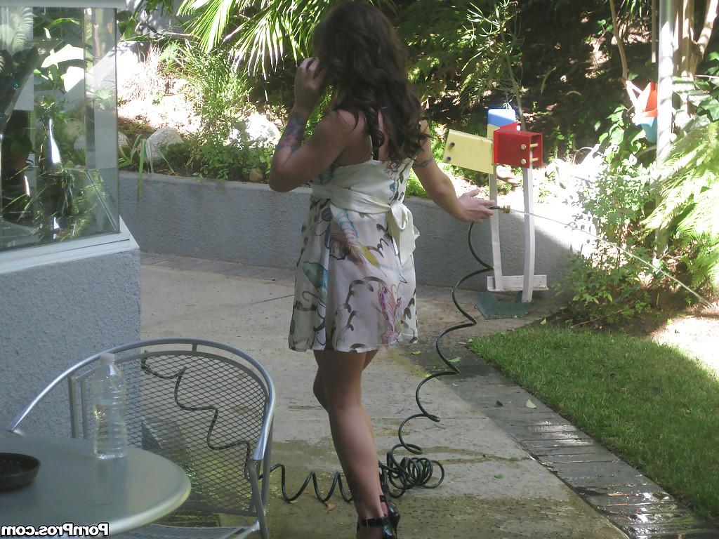 16P Latin MILF in miniskirt Jenna Presley exposing her sexy legs and ass