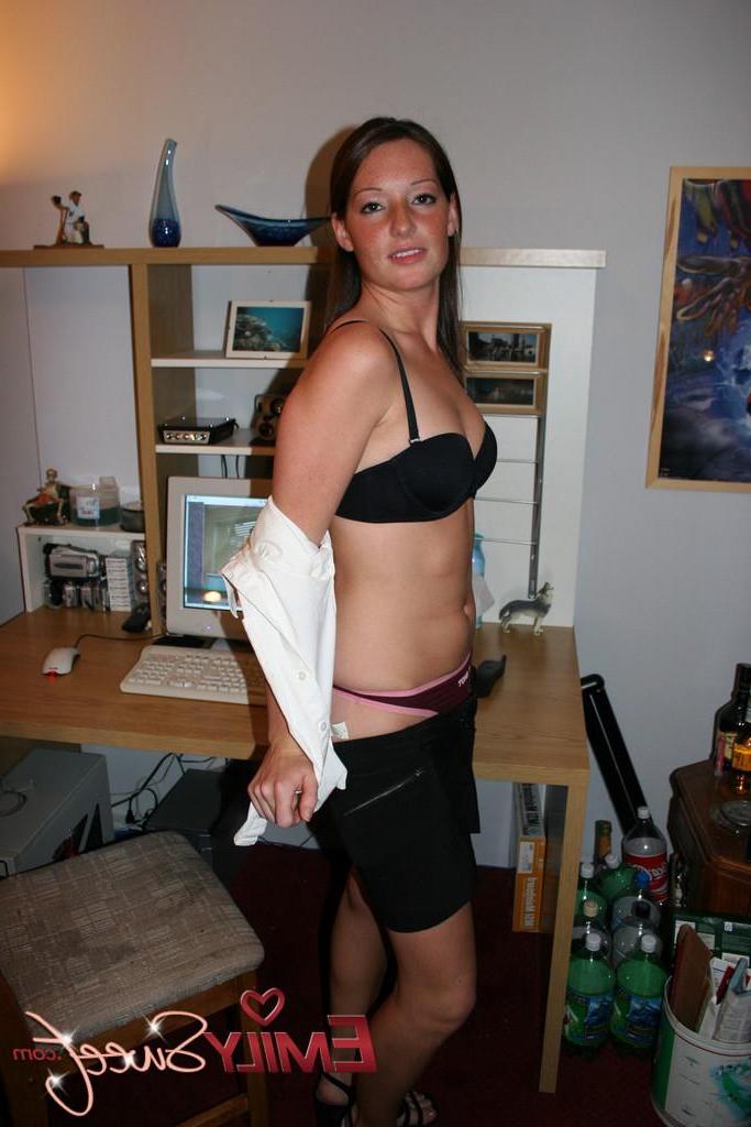 20P Pictures of Emily Sweet stripping at her computer