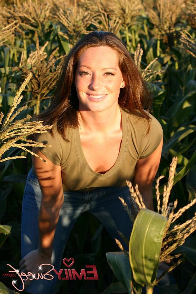 20P Pictures of Emily Sweet treading naked through a corn field