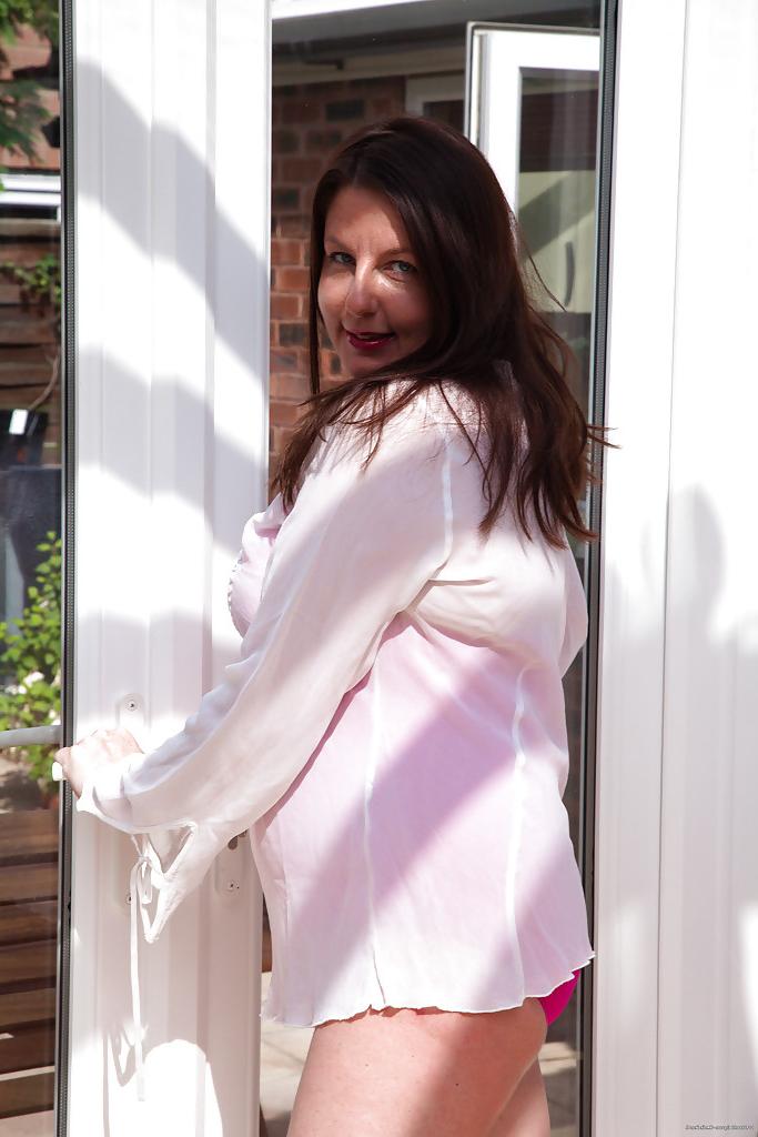 16P Fatty mature lassie uncovering her flabby curves and exposing her hairy gash