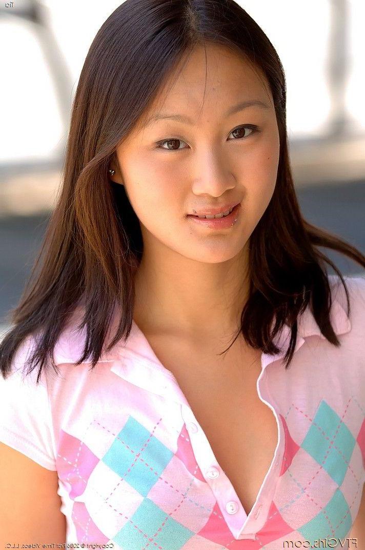 20P Pictures of asian teen Tia flashing outside
