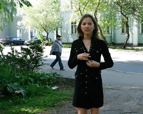 16P Teen brunette flashing in the street