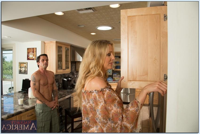 16P Horny mature blonde Julia Ann gives a blowjob and gets slammed hardcore
