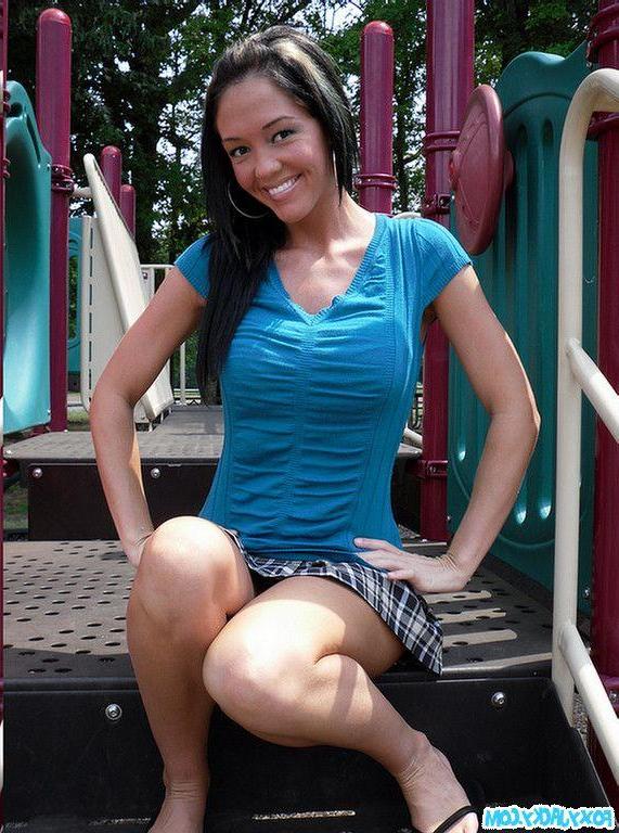 20P Pictures of teen chick Foxy Jacky flashing at a park