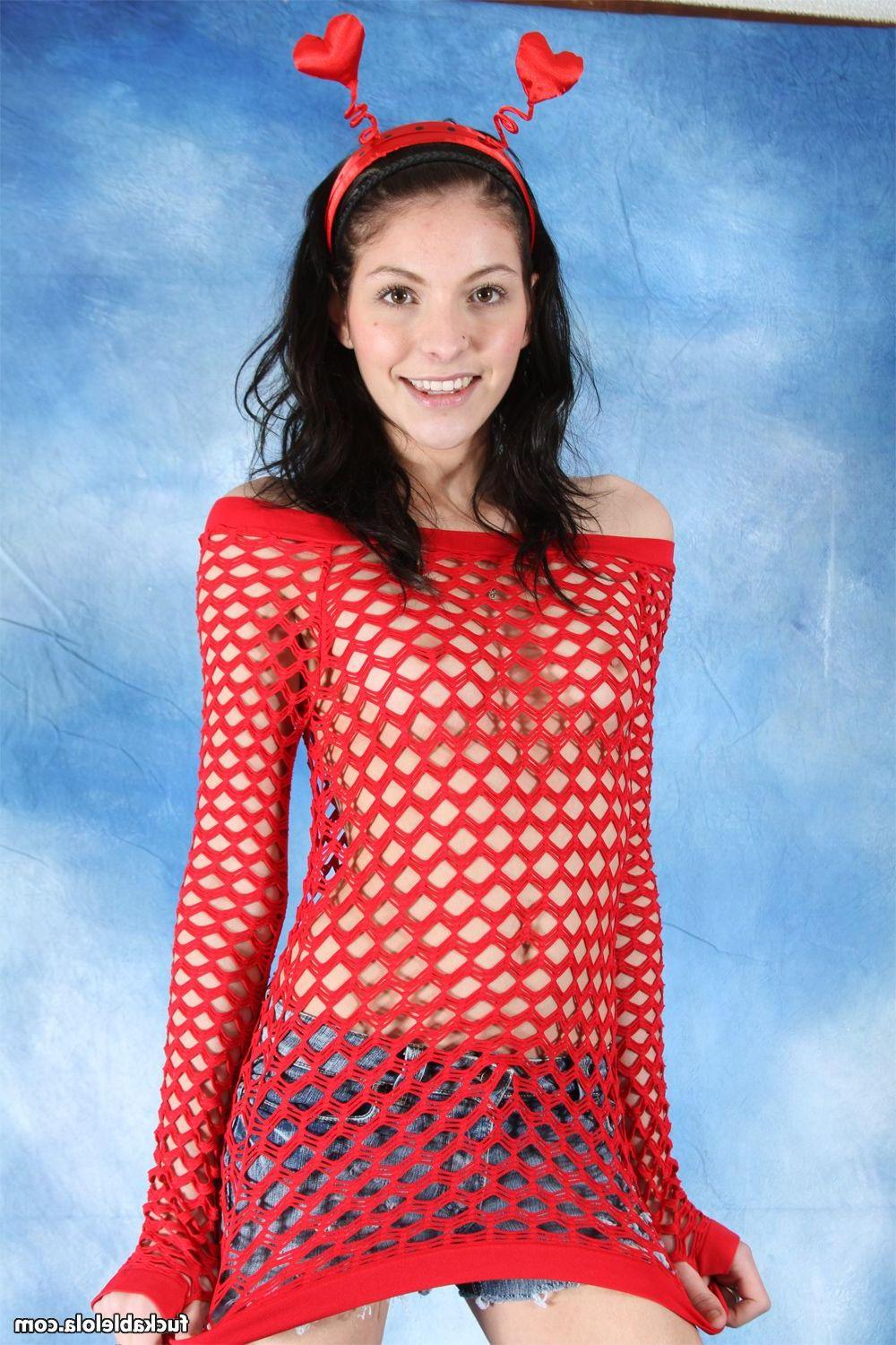 15P Pictures of teen girl Fuckable Lola flashing you her pussy