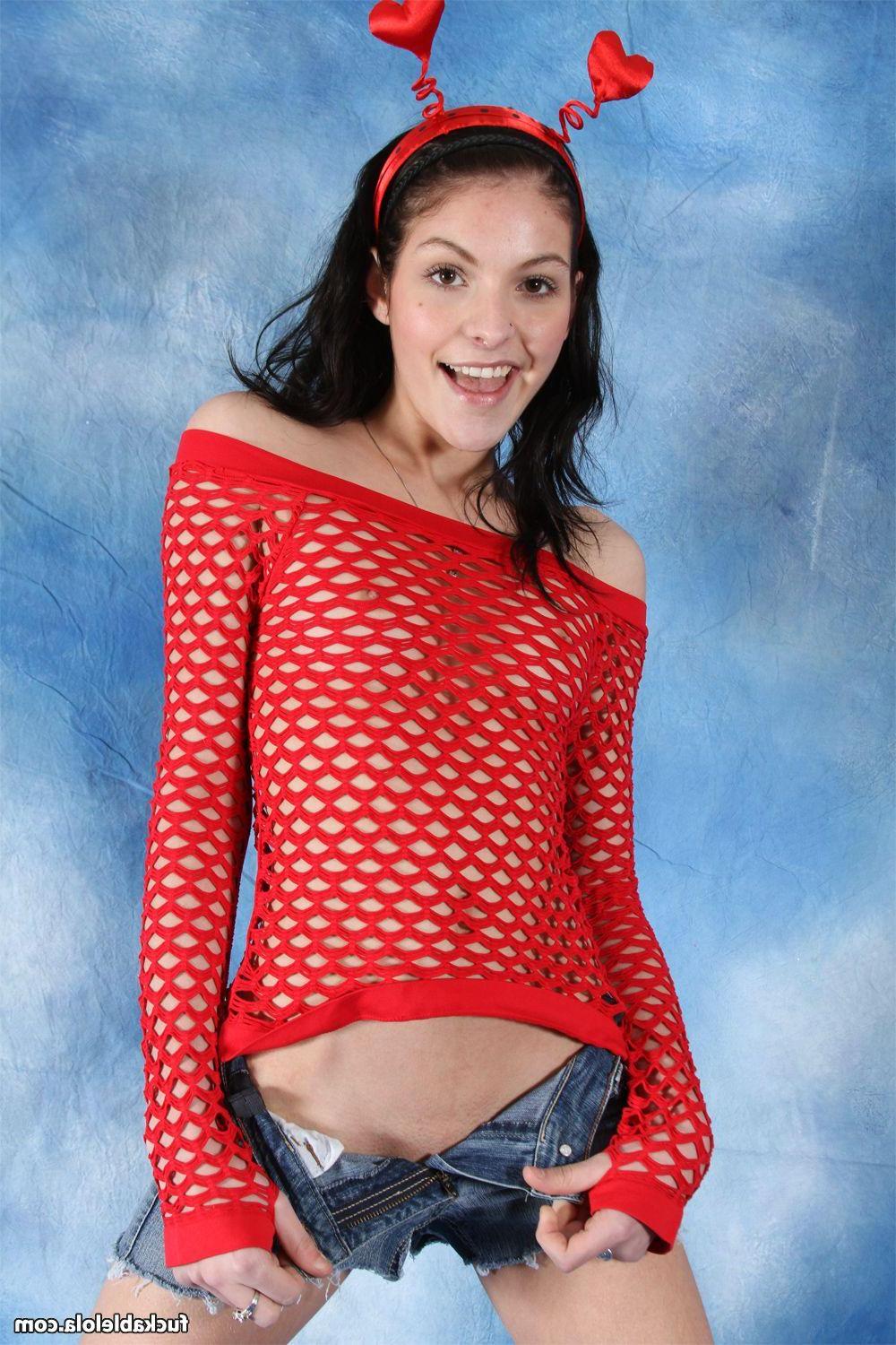 15P Pictures of teen girl Fuckable Lola flashing you her pussy