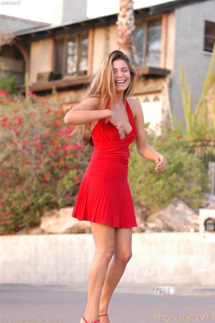 20P Pics of Gabriella flashing her fun parts outside
