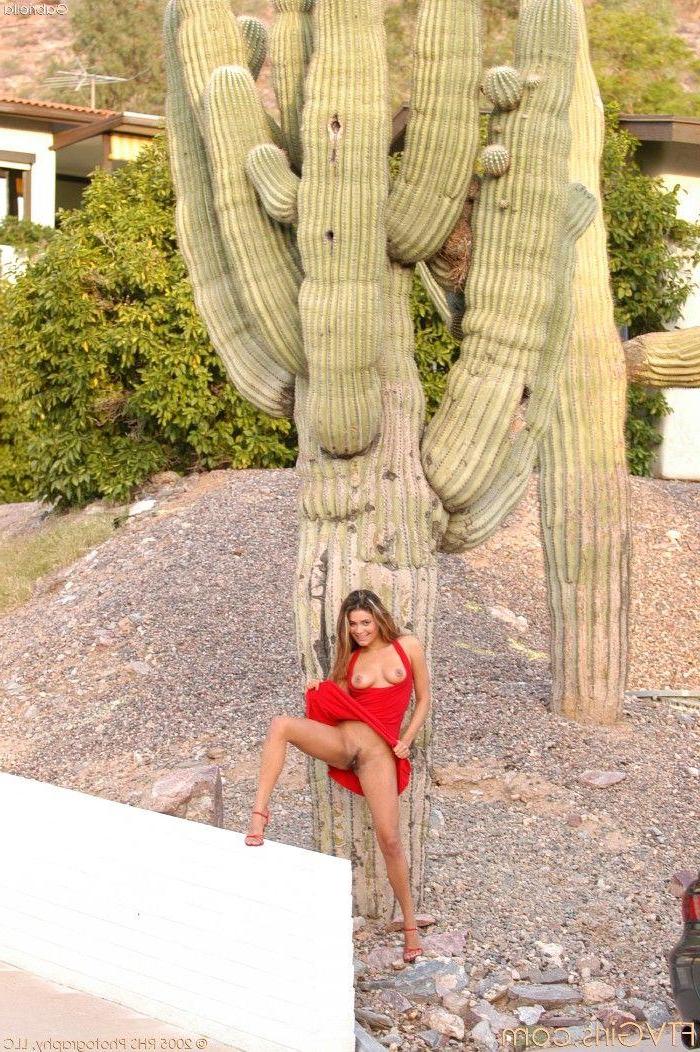 20P Pictures of Gabriella spreading her legs outside