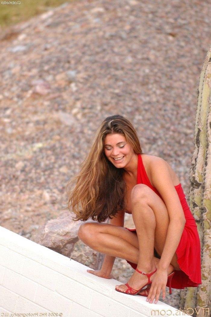 20P Pictures of Gabriella spreading her legs outside