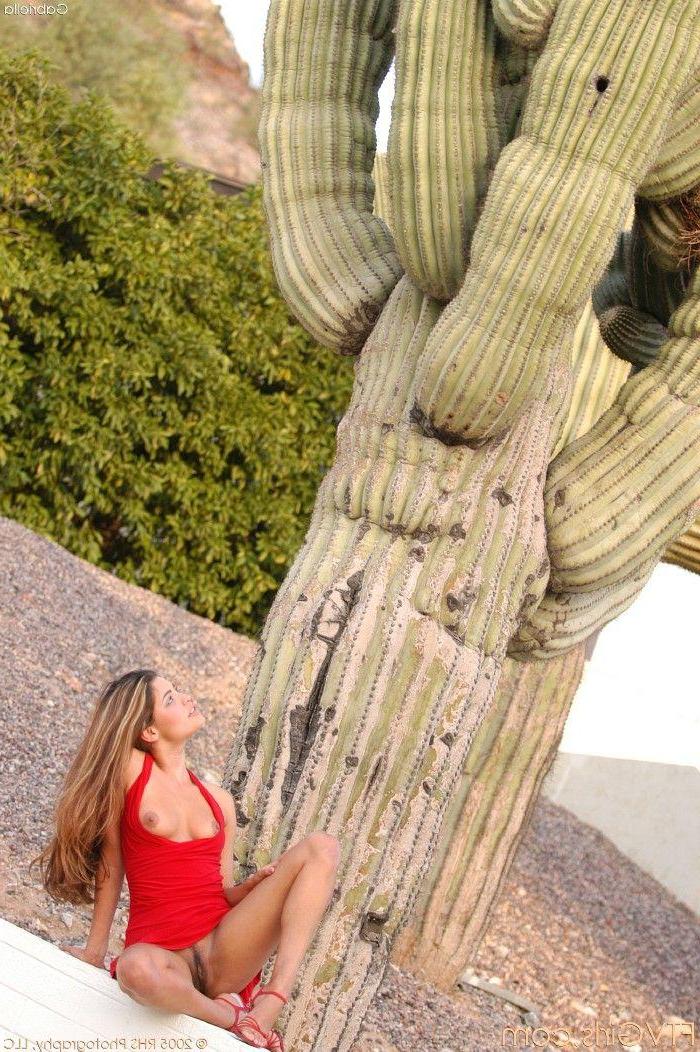 20P Pictures of Gabriella spreading her legs outside