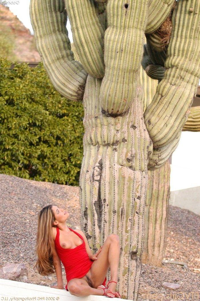 20P Pictures of Gabriella spreading her legs outside