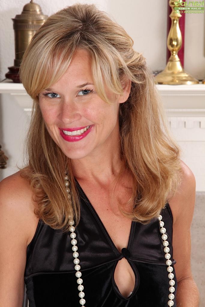 16P Tremendous milf blonde babe Katherine Jackson is spreading her legs
