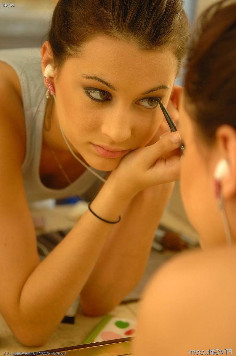 20P Pictures of a beautiful teen girl playing with her pussy