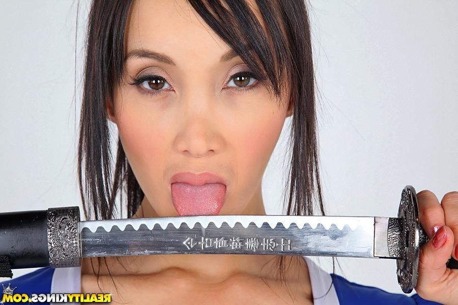16P Seductive asian babe uncovering her petite ass and big tits