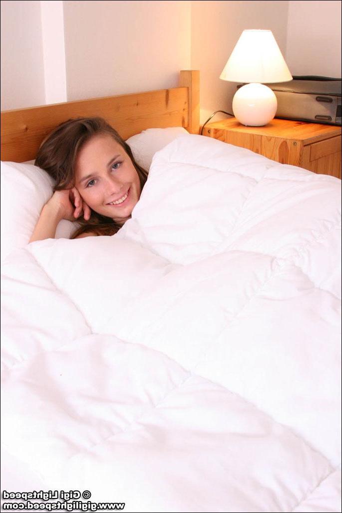 20P Pictures of Gigi Lightspeed showing off her long legs in bed